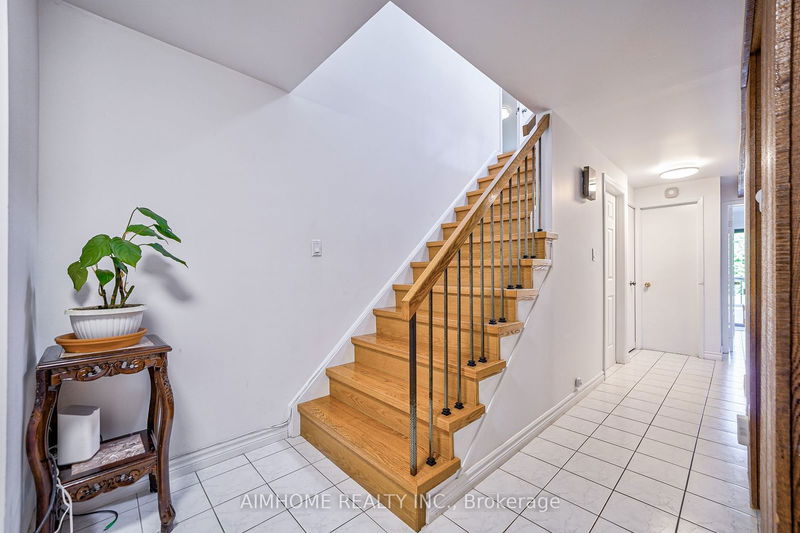 27 Macklingate Crt  Toronto, M1V 1A2 | Image 4