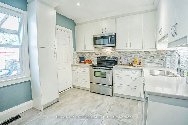 127 Bastedo Ave  Toronto, M4C 3N2 | Image 12