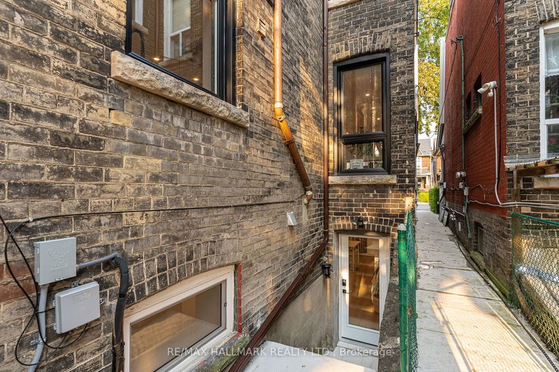 88 Greenwood Ave  Toronto, M4L 2P6 | Image 38