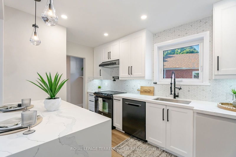 216 Flora Dr  Toronto, M1P 1A9 | Image 2