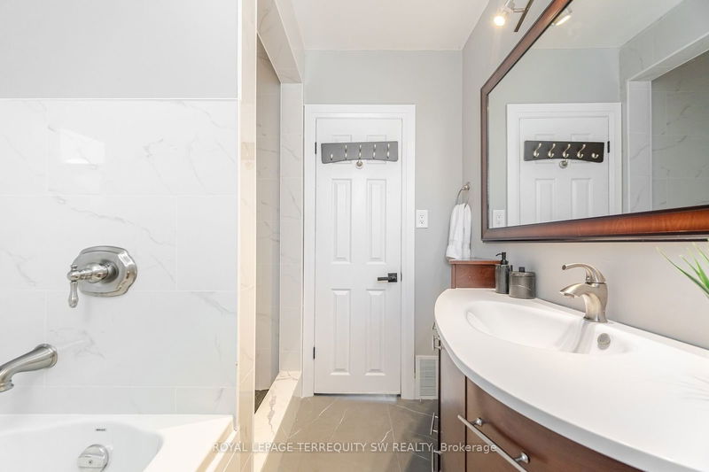 216 Flora Dr  Toronto, M1P 1A9 | Image 21