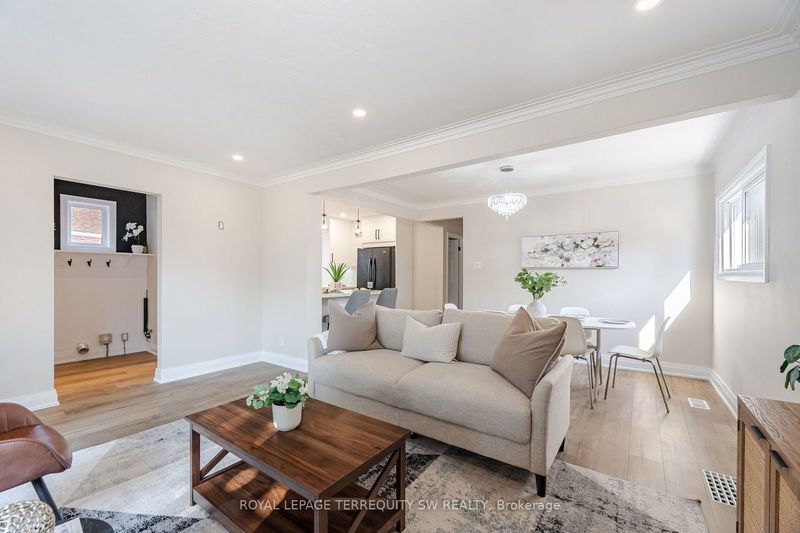 216 Flora Dr  Toronto, M1P 1A9 | Image 8