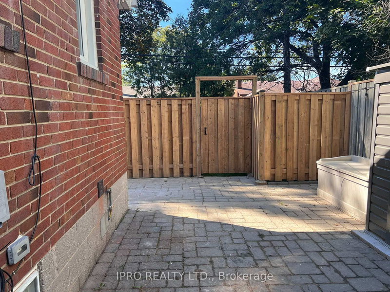 16 Robertsfield Cres, Toronto, M1R 2X2 | Image 3