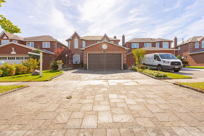 207 Mossbrook Sq  Pickering, L1V 6P8 | Image 1