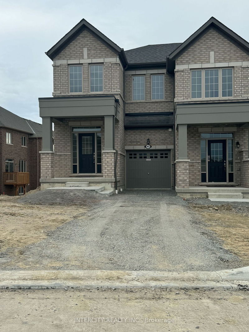 home for lease on 943 Elizabeth MacKenzie Drive N