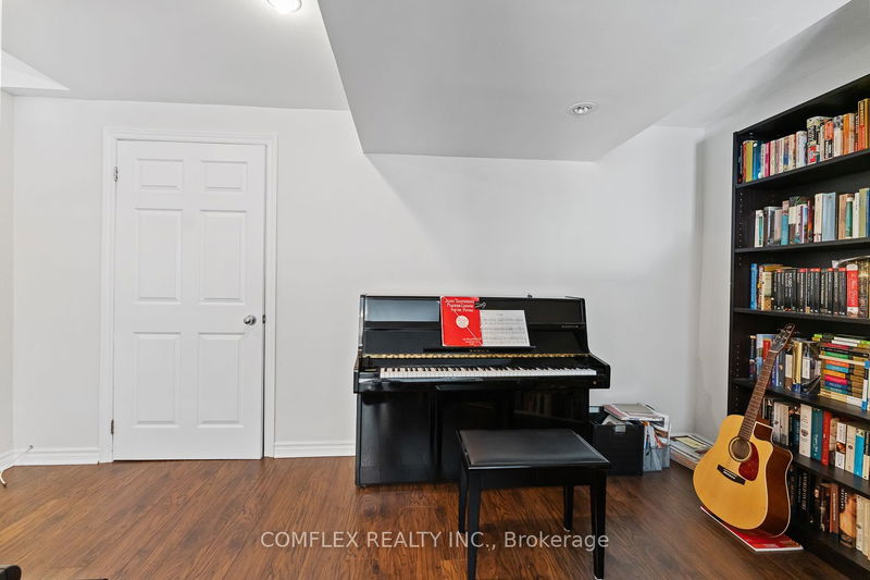 39 Blossomview Crt  Whitby, L1R 3G5 | Image 34