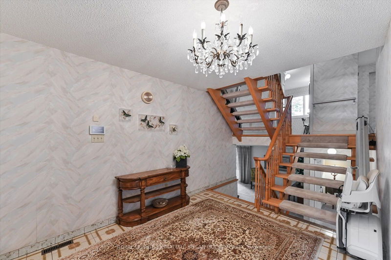 22 Woodvale Cres  Toronto, M4C 5N5 | Image 5