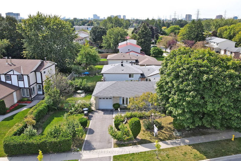 66 La Peer Blvd  Toronto, M1W 2G5 | Image 1