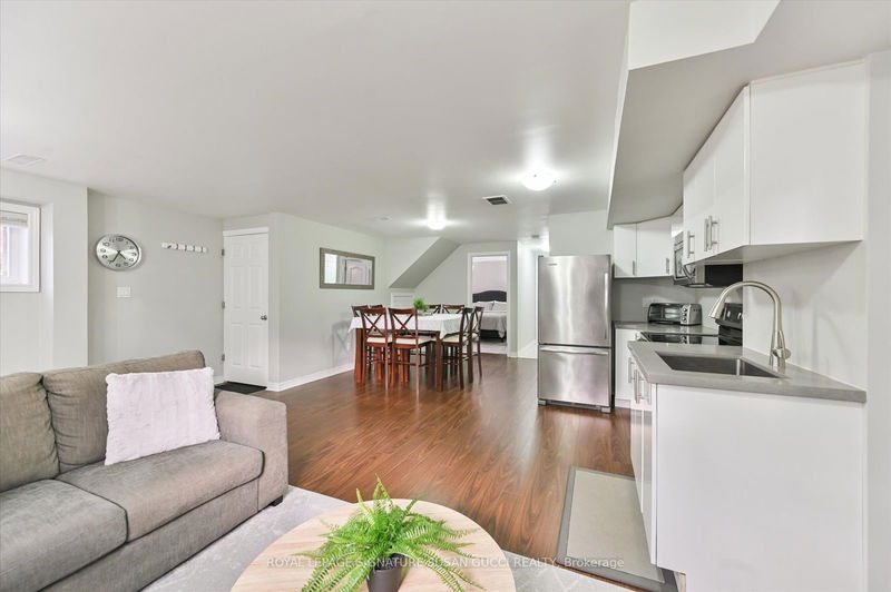 1425 Woodbine Ave  Toronto, M4C 4G7 | Image 28