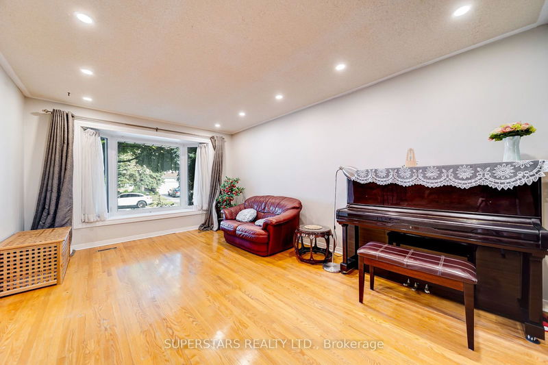 15 Pipers Green Ave  Toronto, M1S 3J9 | Image 2