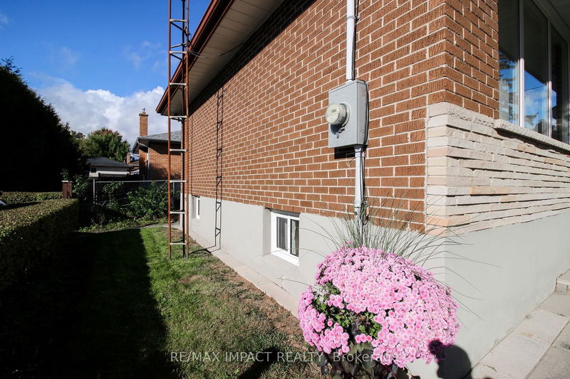 352 Grandview St S Oshawa, L1H 7C7 | Image 5