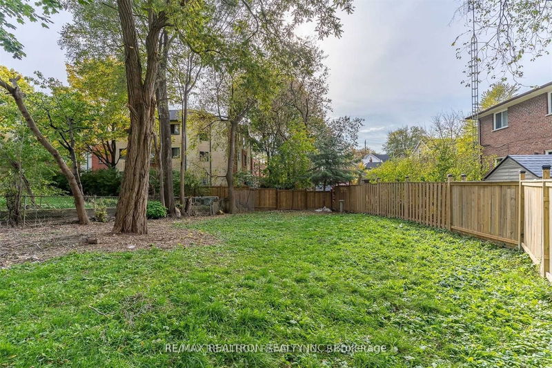 39 Goodwood Park Cres  Toronto, M4C 2G6 | Image 24