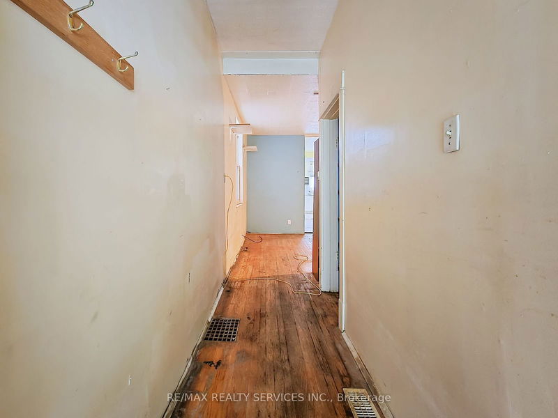 70 Drayton Ave  Toronto, M4C 3L9 | Image 11