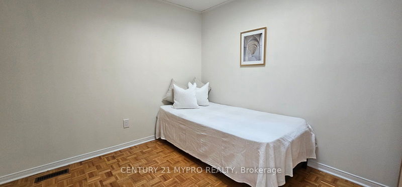 2 Empire Ave  Toronto, M4M 2L4 | Image 11