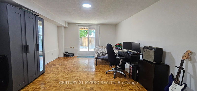 2 Empire Ave  Toronto, M4M 2L4 | Image 12