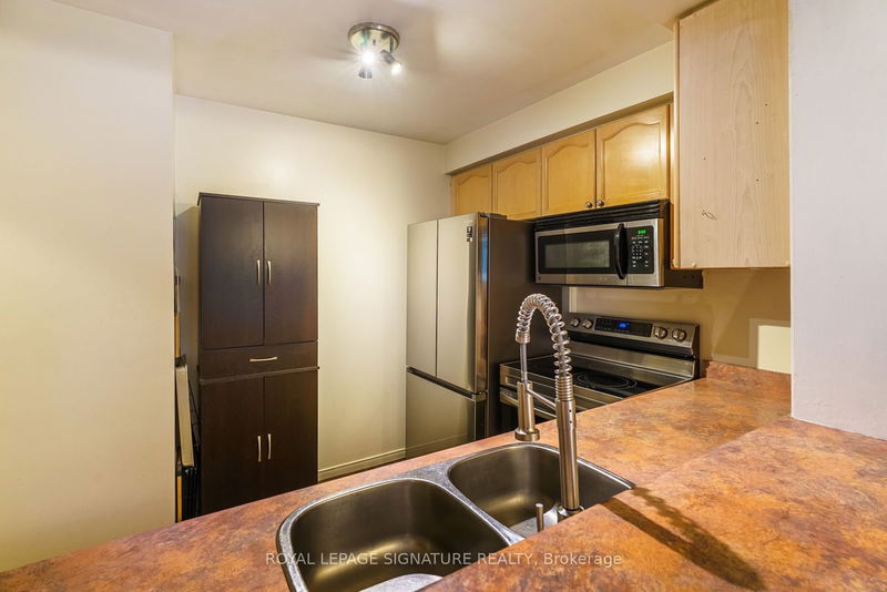 1944 Woodgate Crt  Oshawa, L1G 7Z3 | Image 10