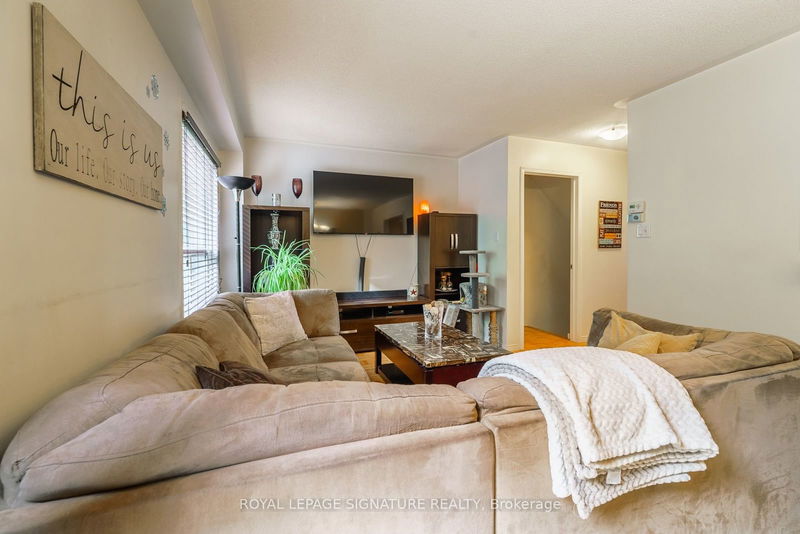 1944 Woodgate Crt  Oshawa, L1G 7Z3 | Image 13