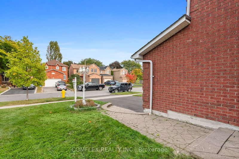 87 Old Colony Dr  Whitby, L1R 2G9 | Image 3