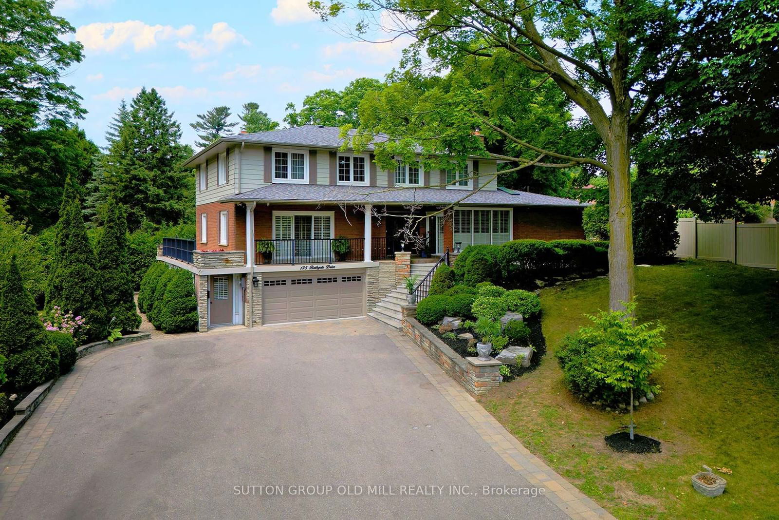 Building in 175 Bathgate Drive