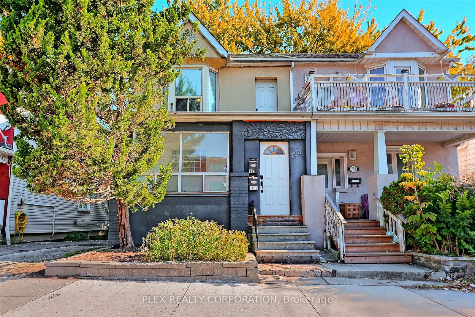 Building in 193 Coxwell Avenue