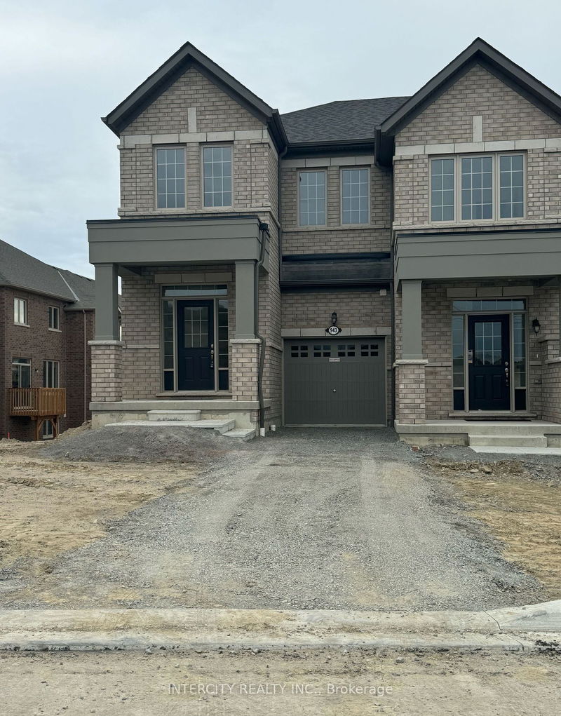 home for lease on 943 Elizabeth MacKenzie Drive N