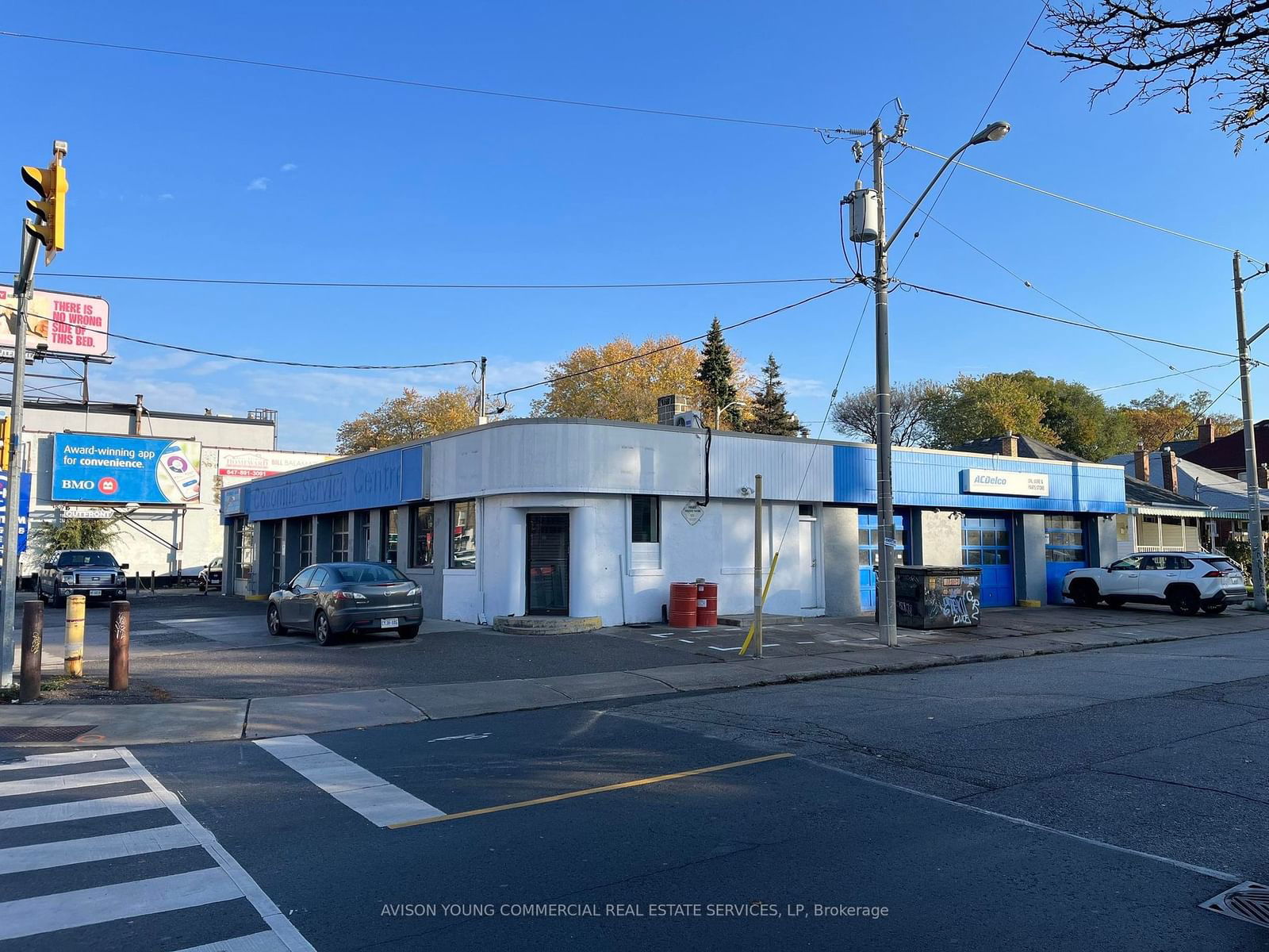 Building in 995 Pape Avenue