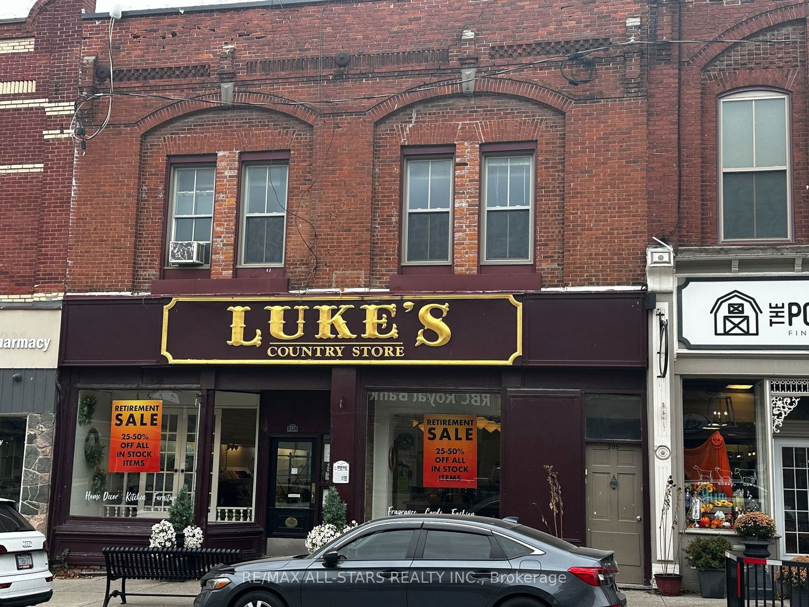 Building in 207 Queen Street