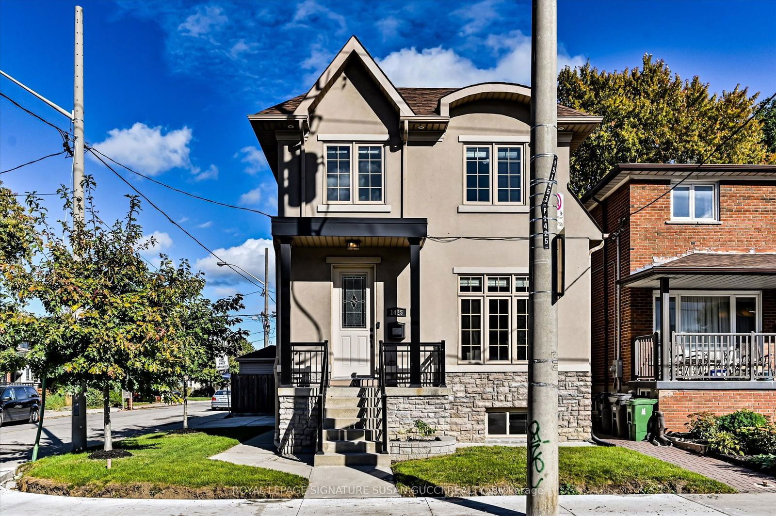 Building in 1425 Woodbine Avenue