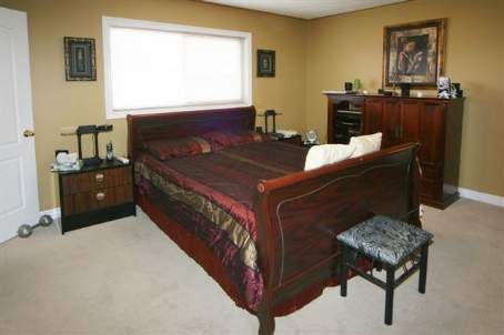 36 Rampart Cres, Whitby, L1P1T5 | Image 2