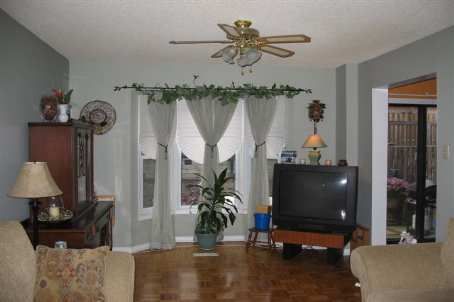 562 Tara Hill Circ, Aurora, L4G6G9 | Image 2