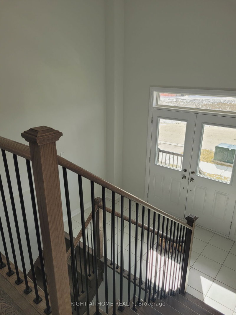 1466 Stovell Cres S, Innisfil, L0L 1W0 | Image 2