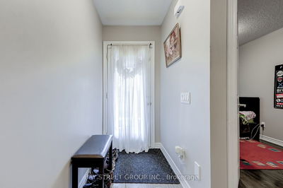 9958 McCowan Rd, Markham - Berczy image-0-2