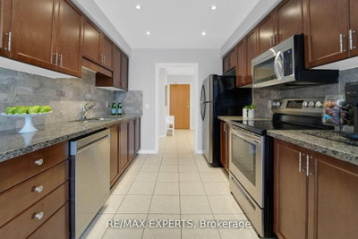 Unit 402 — 1 Maison Parc Court — more photos