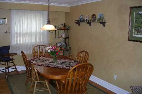 234 Sussex Ave, Richmond Hill, L4C2G4 | Image 3