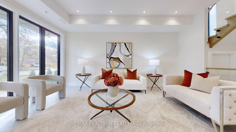 84 Murray Dr, Aurora, L4G 2C3 | Image 2