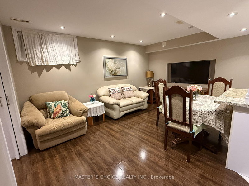 206 aspenwood dr Dr, Newmarket, L3X 3L1 | Image 2