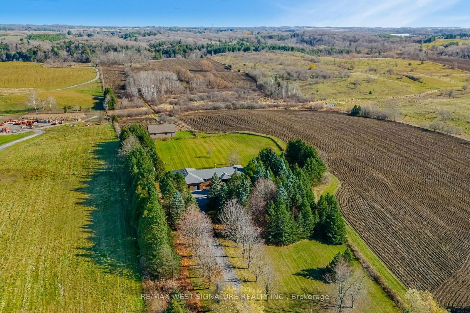 Building in 13485 8th concession Road