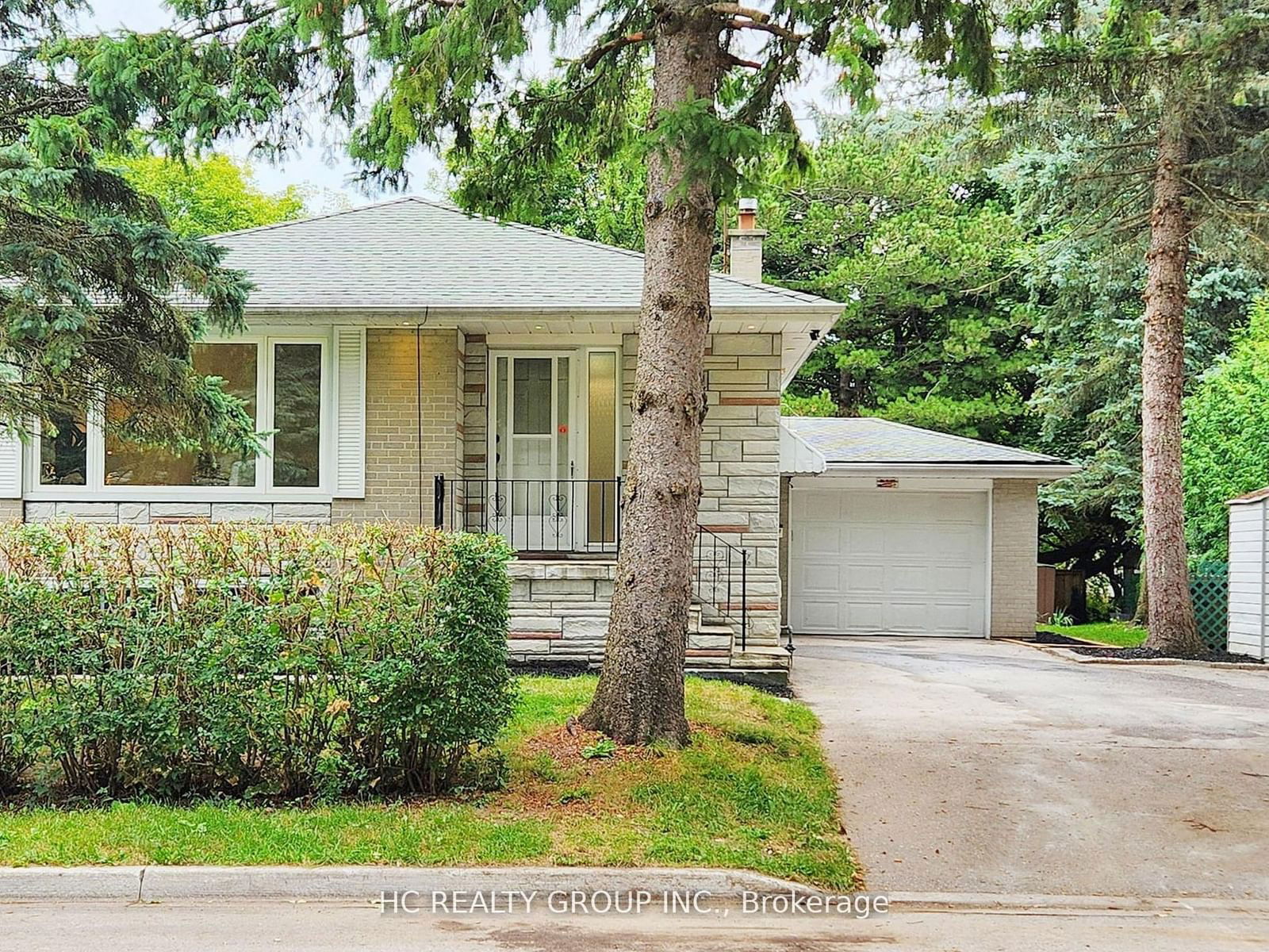 Building in 26 Algonquin Crescent