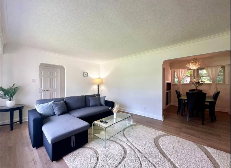 38 Lake Ave, Richmond Hill, L4E 3G3 | Image 2