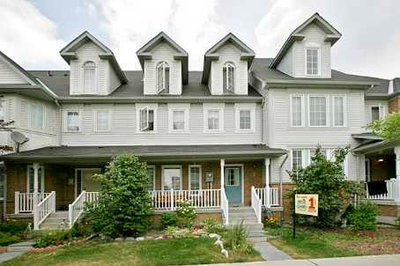 Townhouse sold at 5 Luxton Avenue, Aurora, Ontario, L4G7J5 - Bayview Wellington - MLS: N1053256
