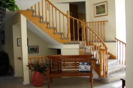 14 Laurwood Crt, Aurora, L4G5C2 | Image 2