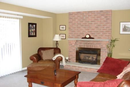 14 Laurwood Crt, Aurora, L4G5C2 | Image 3