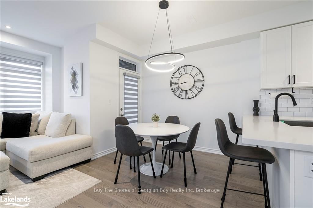 92 HOLYROOD Crescent - Photo 16