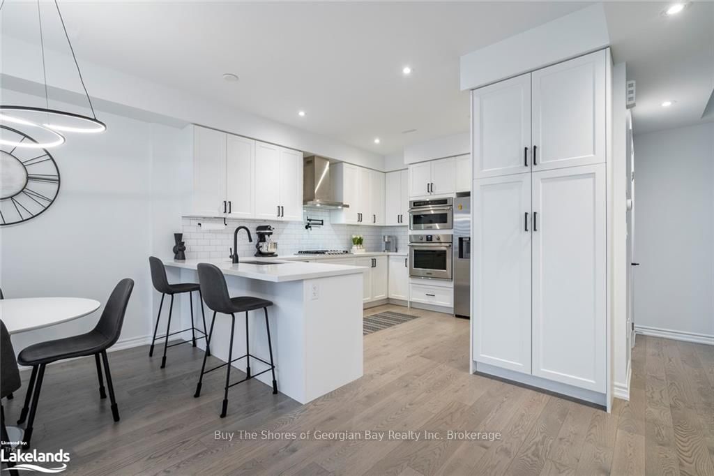 92 HOLYROOD Crescent - Photo 17