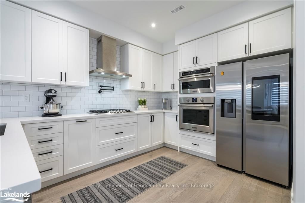 92 HOLYROOD Crescent - Photo 18