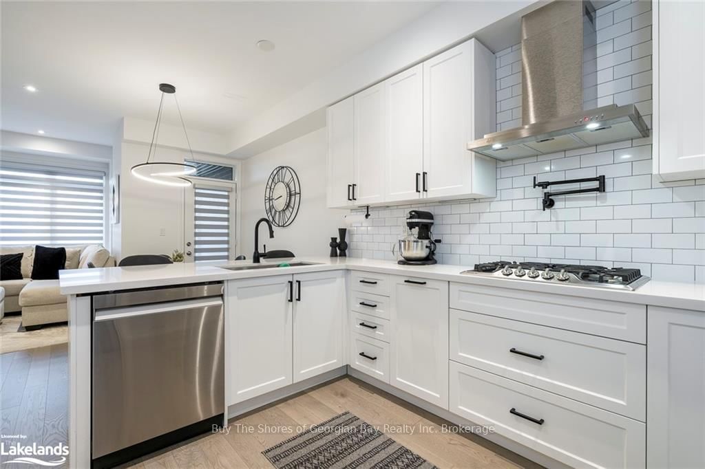 92 HOLYROOD Crescent - Photo 20