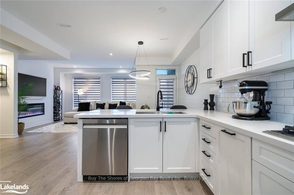 92 HOLYROOD Crescent - Photo 21