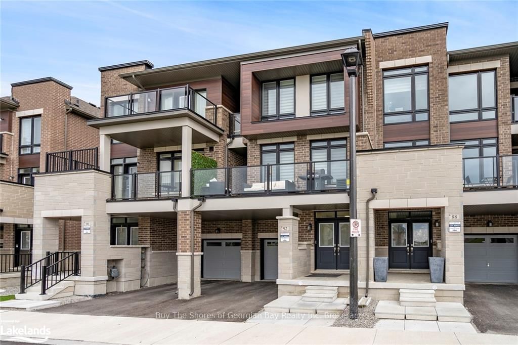 92 HOLYROOD Crescent - Photo 3