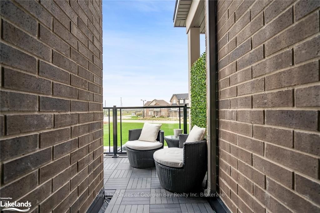 92 HOLYROOD Crescent - Photo 35