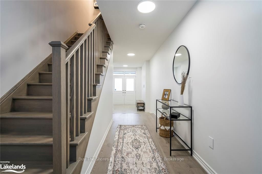 92 HOLYROOD Crescent - Photo 8